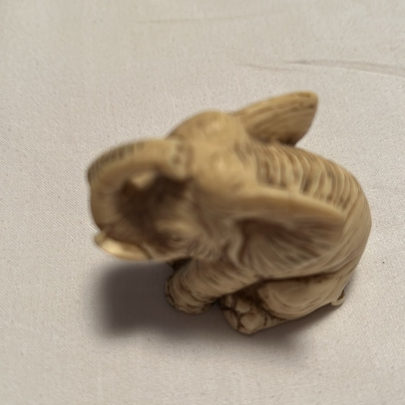 Vintage mini elephant on stand - Picture 3 of 4